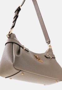 Szara skórzana torebka o fakturowanym wykończeniu, z elementami z złotego metalu i czarnym paskiem. Charakteryzuje się usztywnionym kształtem oraz drobnymi dekoracyjnymi detalami.