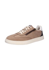 Braune Wildleder-Sneaker mit weißen Schnürsenkeln, Reißverschlüssen und einer Gummisohle. Sie verfügen über einen gepolsterten Schaft und eine Mischung aus glatten und strukturierten Oberflächen.
