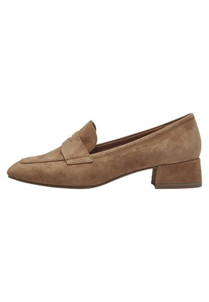 Mocassins en suède marron avec un bout pointu et un petit talon bloc. Présentent une bande cousue et une surface texturée, adaptées à diverses occasions.