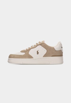 Lage sneaker met beige suède en witte leren panelen, witte veters en een bruin Polo Ralph Lauren-logo op de zijkant en hiel.