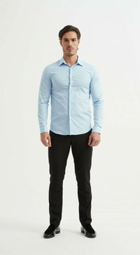 Chemise à manches longues bleu clair, en coton, coupe ajustée, associée à un pantalon noir et des chaussures noires. Design simple, sans motifs.