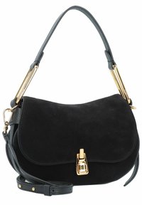 Schwarze Wildleder-Handtasche mit geschwungener Form, goldenen Verzierungen und einem abnehmbaren Ledertragegurt. Verfügt über einen Druckverschluss und strukturierte Details.