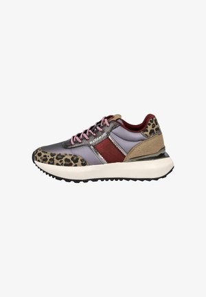 Zapatilla multicolor que presenta una mezcla de patrones de lavanda, rojo y estampado de leopardo; tiene materiales texturizados y una suela blanca gruesa.