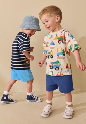 Next, REGULAR FIT - SHORT SLEEVE T-SHIRT AND SHORTS SET 2 PACK  . - Trainingsbroek - blue/white digger