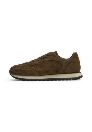 Sneaker in camoscio marrone con chiusura frontale a lacci, intersuola bianca e suola esterna in gomma nera, mostrata di profilo su sfondo bianco.