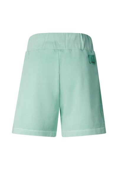 Shorts décontractés vert clair avec une large ceinture élastique et une petite étiquette rectangulaire de logo sur le côté droit.