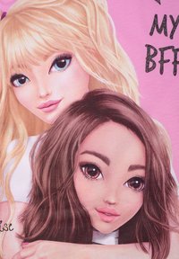 T-shirt grafica con illustrazioni di cartoni animati di due ragazze con lunghi capelli biondi e castani scuri, su uno sfondo rosa.