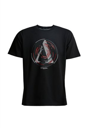 T-shirt nera in cotone con un design grafico circolare che presenta linee concentriche bianche e rosse e un logo stilizzato in basso.