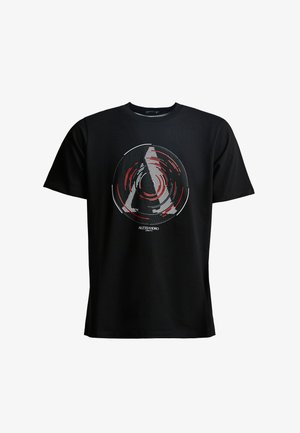 Zwart T-shirt van katoen met een cirkelvormig grafisch ontwerp met witte en rode concentrische lijnen en een gestileerd logo onderaan.