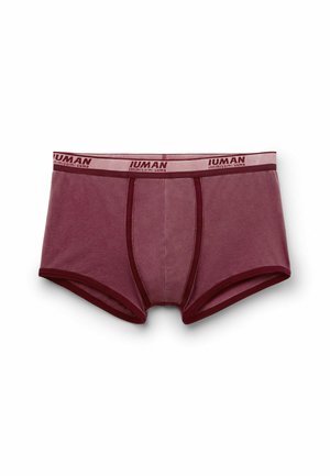 Boxer briefs de algodón burdeos con una banda elástica suave que presenta la marca "Iuman", un diseño ajustado y una textura suave.