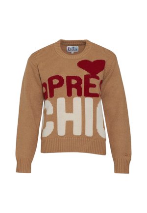 Maglione color cammello con lettere rosse "PRE" e un cuore rosso sopra, lettere bianche "CHIC," e scollo rotondo.