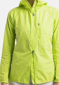 Leichte Kapuzenjacke in leuchtendem Limettengrün, mit durchgehendem Reißverschluss und seitlichen Taschen, glatter Textur und tailliertem Design.