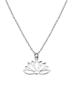 Collier chaîne en argent avec un pendentif en forme de fleur de lotus présentant des motifs découpés de pétales sur fond blanc.