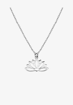 Collier chaîne en argent avec un pendentif en forme de fleur de lotus présentant des motifs découpés de pétales sur fond blanc.