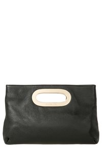 Pochette en cuir noire avec poignée ovale dorée et petit nom de marque embossé sous la poignée.