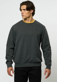 Kijelölve, dark grey melange