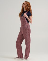 Røde og hvite stripete jumpsuits med justerbare stropper, frontlommer og løs passform, sammen med en marineblå skjorte og casual joggesko.