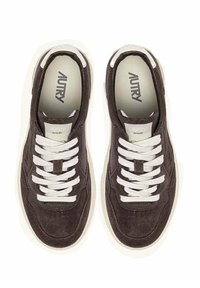 Sneakers in camoscio marrone con lacci bianchi e suola in gomma. Presentano un design traforato e un logo in rilievo sulla linguetta.