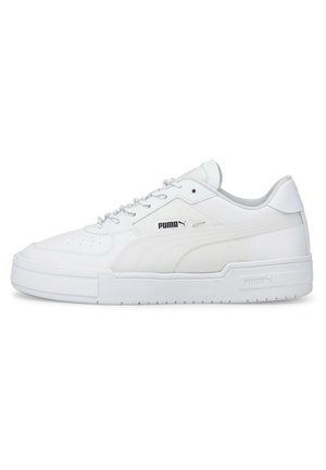 Weißer Puma Low-Top-Sneaker mit Schnürung vorne, Logo an der Seite und profilierter Sohle, von der Innenseite auf weißem Hintergrund gezeigt.