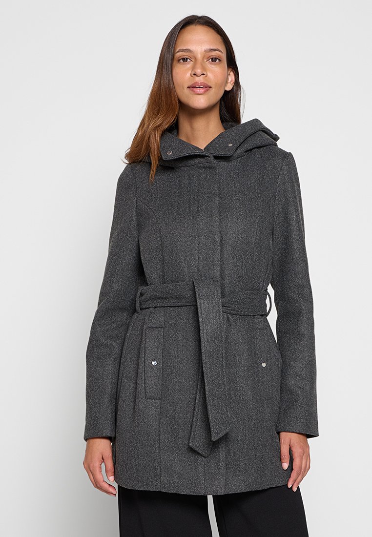 Grau melierter Wollmischmantel mit Kapuze, langen Ärmeln, tailliertem Schnitt und vorderen Taschen mit Druckknopfverschlüssen. Glatte Textur und schmaler Schnitt.