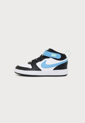 Ψηλό sneaker της Nike σε μαύρο, λευκό και ανοιχτό μπλε χρώμα, με ιμάντα βέλκρο και λογότυπο Nike swoosh σε απλό φόντο.
