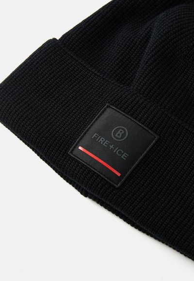 Crni pleteni zimski šešir s rebrastom teksturom. Ima pravokutnu crnu oznaku s crvenom prugom i logotipom "FIRE + ICE".
