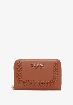 Portafoglio in pelle marrone con motivi di cucitura a rilievo, chiusura con zip e logo metallico "GUESS EST1981" sul davanti.