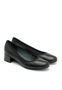 Décolleté in pelle nera con tacco basso, punta arrotondata e una leggera lucentezza. Soletta texture e finitura esterna liscia. Design con tacco quadrato.