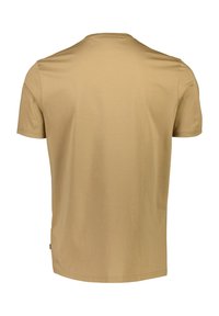 Beżowa bawełniana koszulka z okrągłym dekoltem i krótkimi rękawami. Tył jest gładki, z prostym wykończeniem u dołu i małym detalem logo z boku.