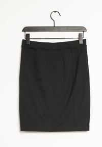 Gonna nera a matita realizzata in tessuto elasticizzato, caratterizzata da una silhouette aderente, una vita e due cuciture verticali per i dettagli. Appesa a un gancio.