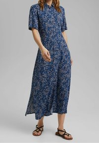 Robe midi fleurie bleue avec manches courtes, col à revers et coupe décontractée. Tissu léger à texture fluide.