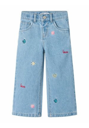 Jean en denim bleu clair pour enfants, avec jambes larges, ornés de papillons, cœurs, fleurs, coquillages brodés et du mot « love » en rouge.