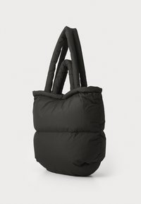 Sac fourre-tout noir rembourré avec deux poignées tubulaires épaisses. Texture douce et matelassée et une base arrondie et large pour une capacité de rangement supplémentaire.