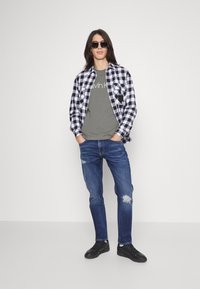 Calvin Klein FRONT LOGO - T-shirt estampada - pewter