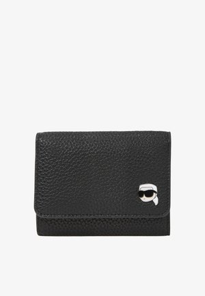 Crni kožni novčanik s teksturiranom površinom, na prednjoj strani s metalnom karikaturom koja nosi sunčane naočale. Sklopivi dizajn.