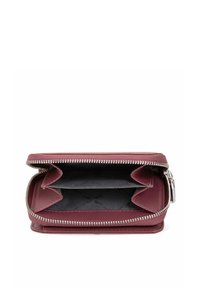 Mały bordowy skórzany portfel z srebrnym zamkiem błyskawicznym, otwarty, aby pokazać dwie główne komory i wewnętrzne wykończenie z dyskretnym wzorem.