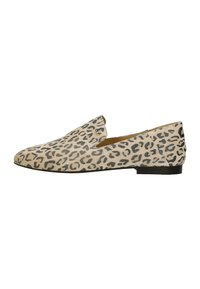 Béžové slip-on boty s leopardím potiskem a černými skvrnami, textilní svršek, plochá černá podrážka a zaoblený tvar špičky.