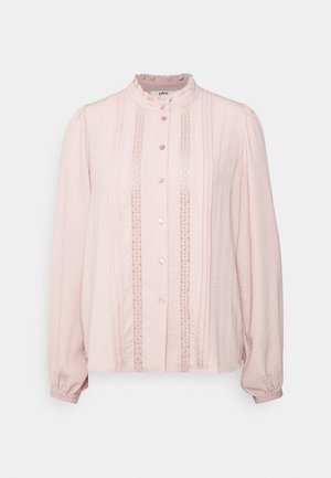 Blusa de manga larga en rosa claro con cuello alto con volantes, cierre de botones en la parte delantera, inserciones verticales de encaje y puños fruncidos.