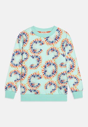 Lyseblåt sweatshirt med tie-dye mønster i orange, blå og hvid. Har rund halsudskæring, ribbede manchetter og kant. Blødt tekstil.