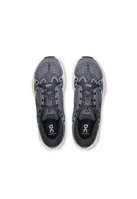 Zapatillas deportivas grises con una parte superior de malla, acentos azules en contraste y una suela blanca gruesa. Presenta un logo en la plantilla y el lado lateral.