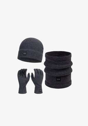 Ciemnoszara czapka polarowa, rękawiczki i trójwarstwowy komin. Każdy element ma naszywkę z logo, zapewniającą ciepło i komfort.