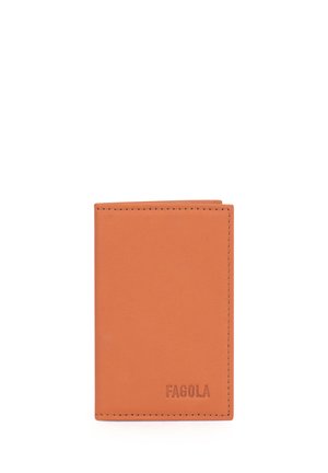 Portefeuille en cuir fauve avec coutures visibles et « FAGOLA » embossé en bas à droite, fermé et posé à la verticale sur fond blanc.