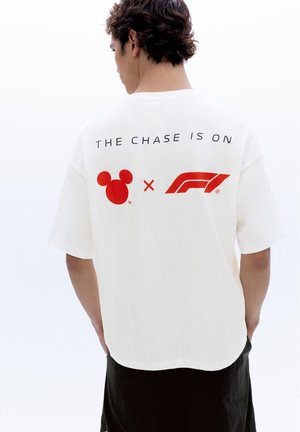 PULL&BEAR, RELAXED-FIT SHORT-SLEEVE DISNEY X F1 MICKEY RACING TEAM - T-SHIRT - T-shirt imprimé - white