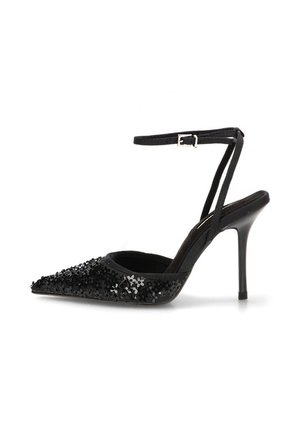 Zapato negro de tacón alto con punta puntiaguda, correa en el tobillo y lentejuelas negras decorativas en la parte delantera.