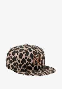 Cappellino con stampa leopardata e visiera piatta, realizzato in tessuto morbido. Presenta un logo New York con finitura dorata sulla parte frontale.
