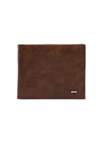 Rudas tekstūruotas odinis dvigubas piniginė su mažuoju stačiakampiu metaliniu logotipu apatiniame dešiniajame kampe, parodyta uždaryta prieš baltą foną.