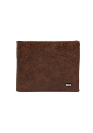 Rudas tekstūruotas odinis dvigubas piniginė su mažuoju stačiakampiu metaliniu logotipu apatiniame dešiniajame kampe, parodyta uždaryta prieš baltą foną.
