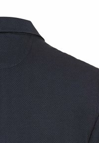 Donkerblauwe gemêleerde stof met een subtiel geometrisch patroon, voorzien van een kraaghalslijn en gladde randen. Geschikt voor formele kleding.