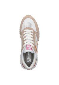 Sneaker mit einem weißen Mesh-Obermaterial, beigen Wildlederakzenten, orangefarbenen und pinken Details sowie einer strukturierten Gummisohle. Verfügt über runde Schnürsenkel und Perforationen.