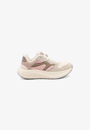 Sneaker con una parte superiore in crema e rosa testurizzata, caratterizzata da un materiale morbido, suola grigia chiara e sottili accenti tonali per un contrasto.